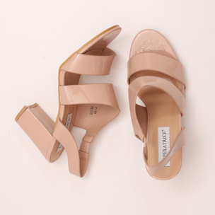 Sandali in simil pelle verniciata con tacco