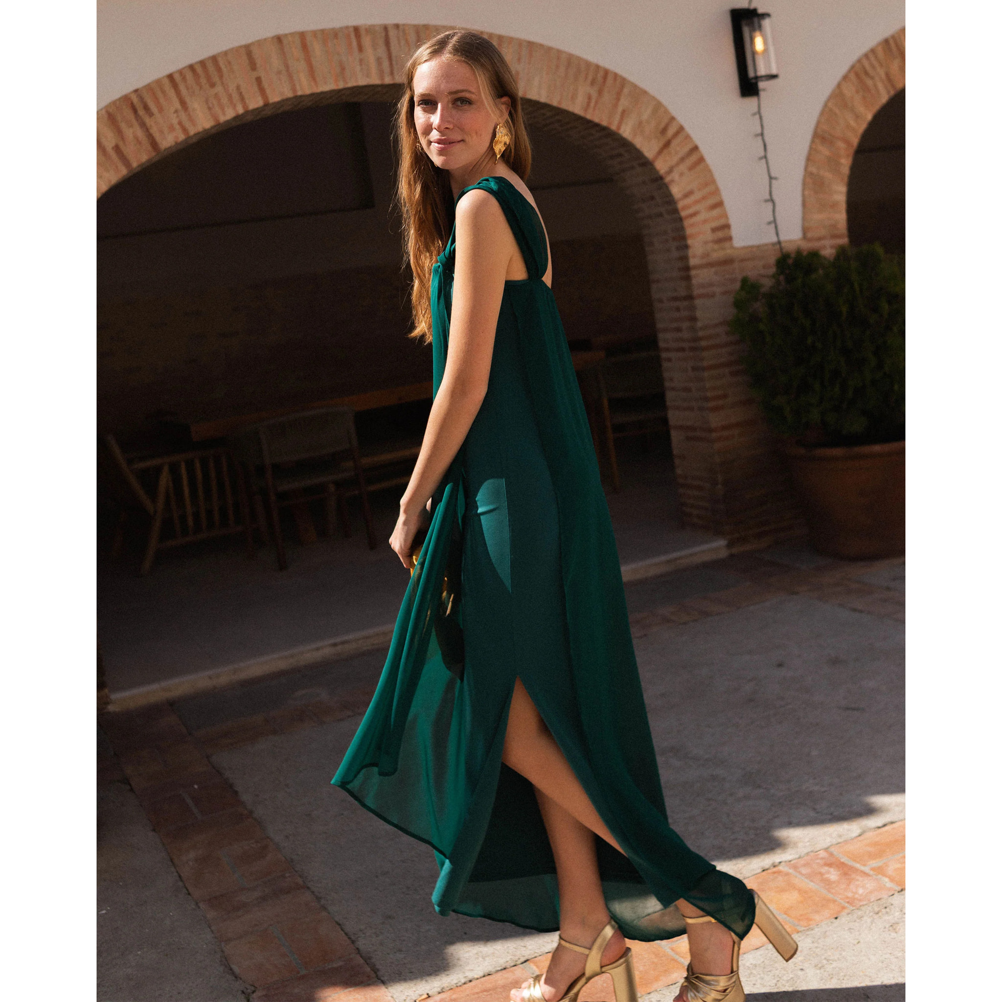 Vestido escote bardot con capa