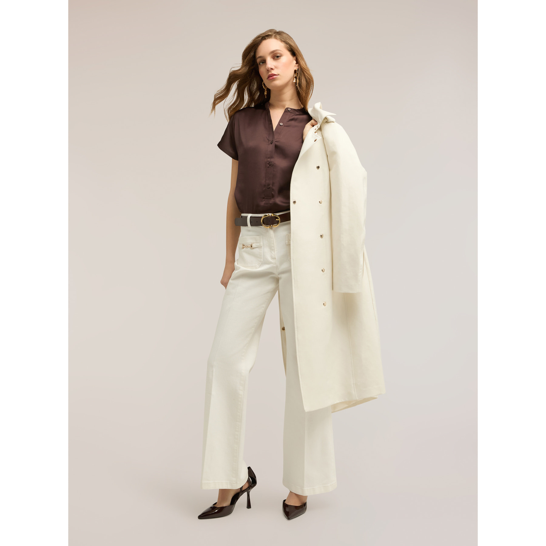 Motivi - T-shirt in raso con scollatura a serafino - Marrone