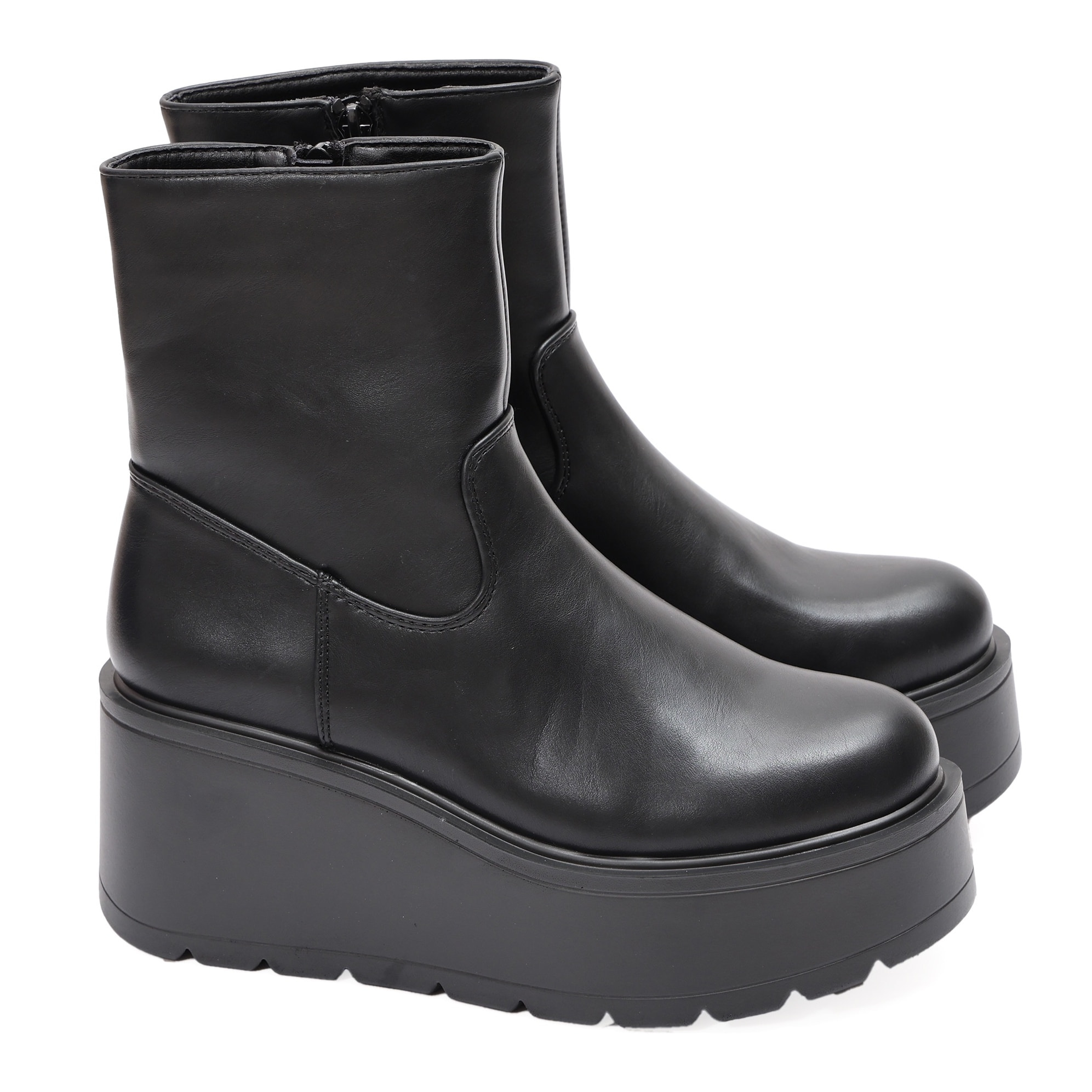 Stivaletto in simil pelle con zeppa