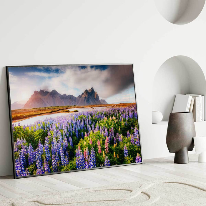 Affiche encadrée – Champ fleuri face aux montagnes Affiche + cadre en métal - Noir