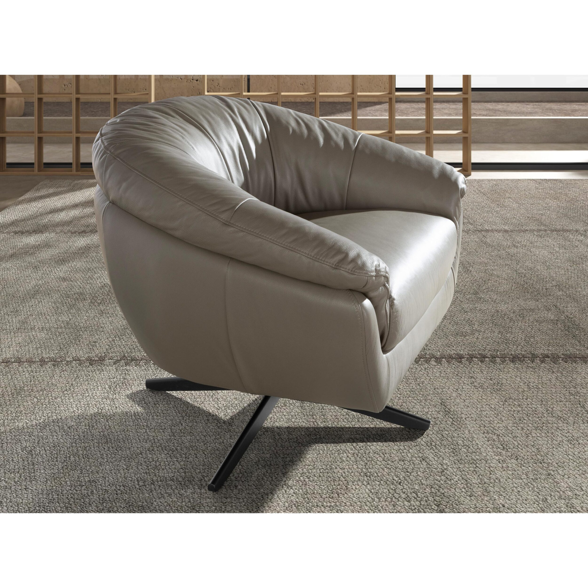 Sillón Angel Cerdá giratorio con reposabrazos con asiento y respaldo tapizados en piel de origen vacuno en gris patas de acero inoxidable en epoxi negro 87x85x74cm
