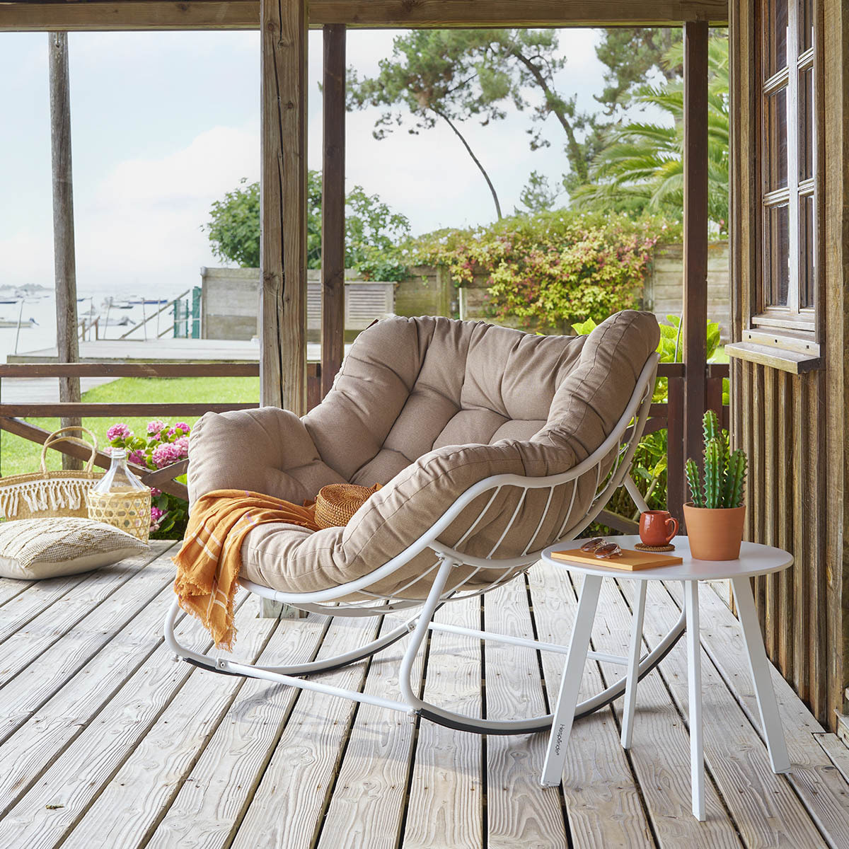 Fauteuil oeuf à bascule "Paopao" beige et blanc en acier traité en epoxy