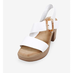 Sandalias de tacón blancas con hebilla