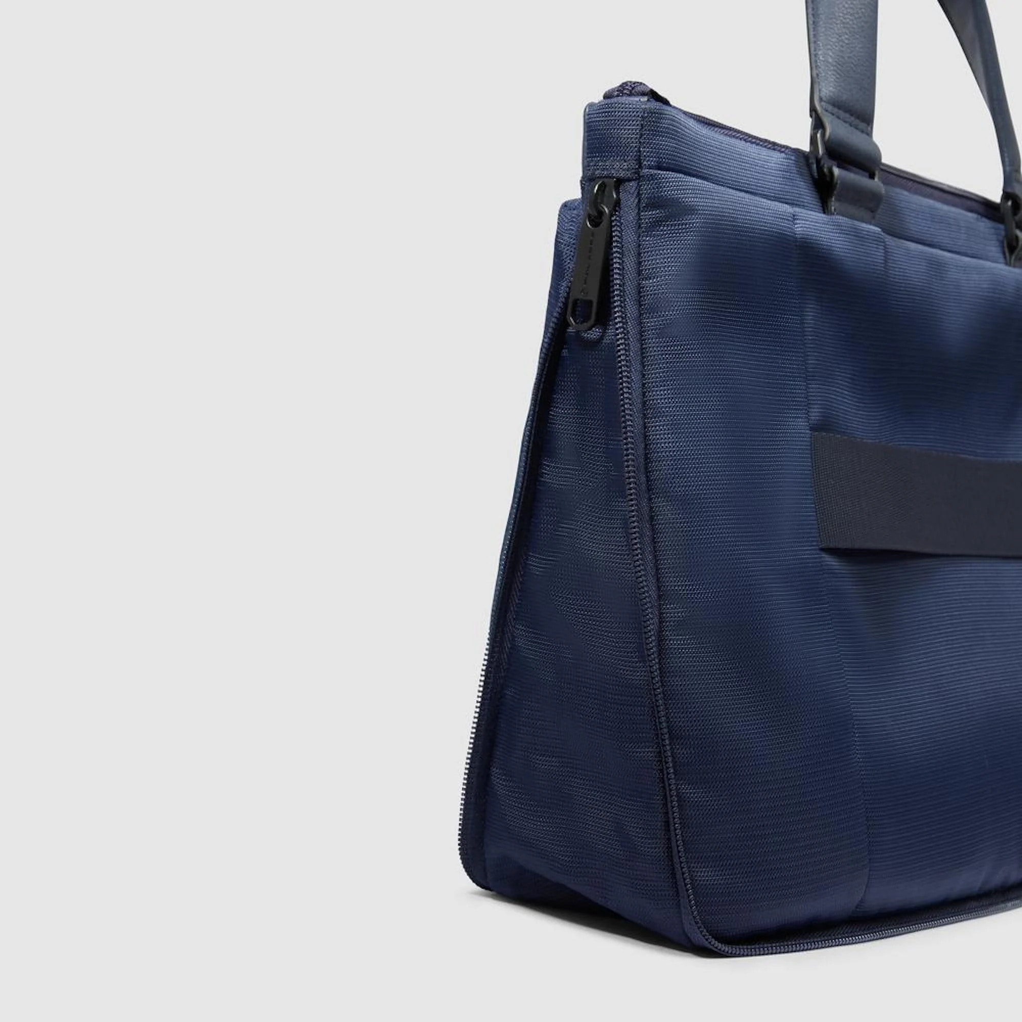 Piquadro Cartella da lavoro porta PC e porta iPad® in tessuto riciclato con protezione anti-frode RFID