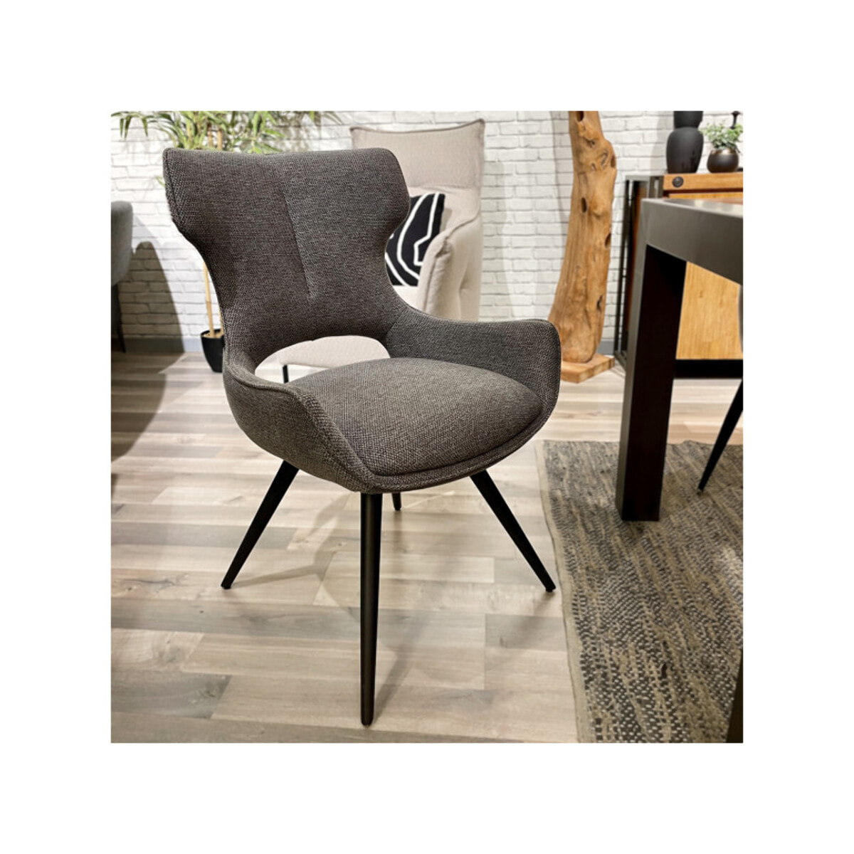 Chaise rotative 180° en tissu doux et pieds en métal noir - SUZIE