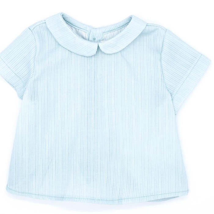 Camisa celeste de manga corta, con cuello bebe.