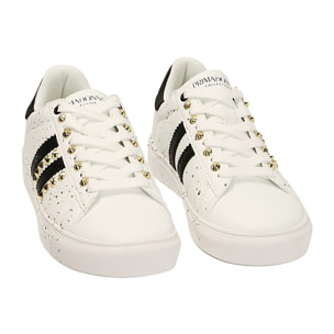 Sneakers bianche con borchie oro