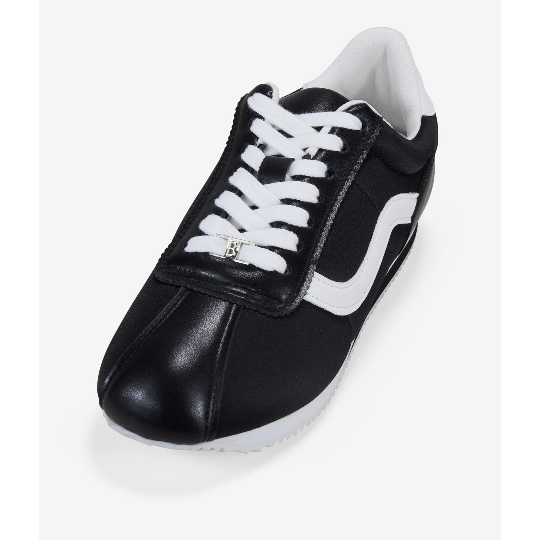 Zapatillas deportivas negras con cordones