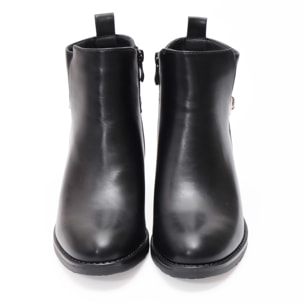 Stivaletti in simil pelle con fibbia dorata