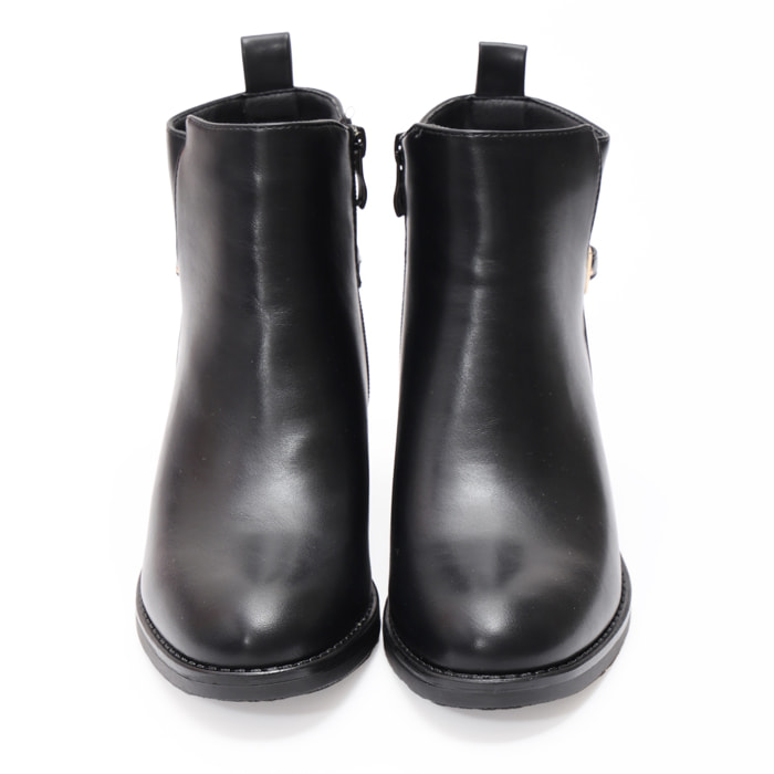 Stivaletti in simil pelle con fibbia dorata