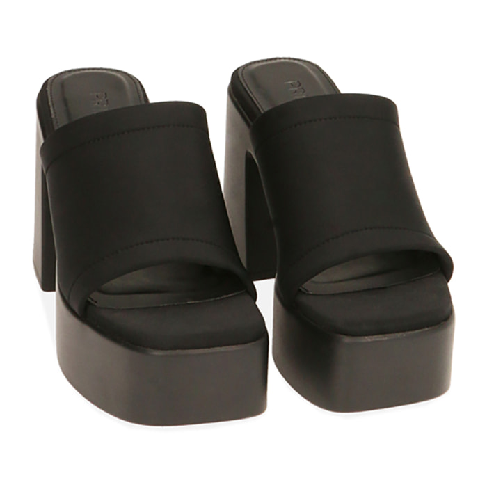 Mules negros con plataforma y tacón de 10 cm.