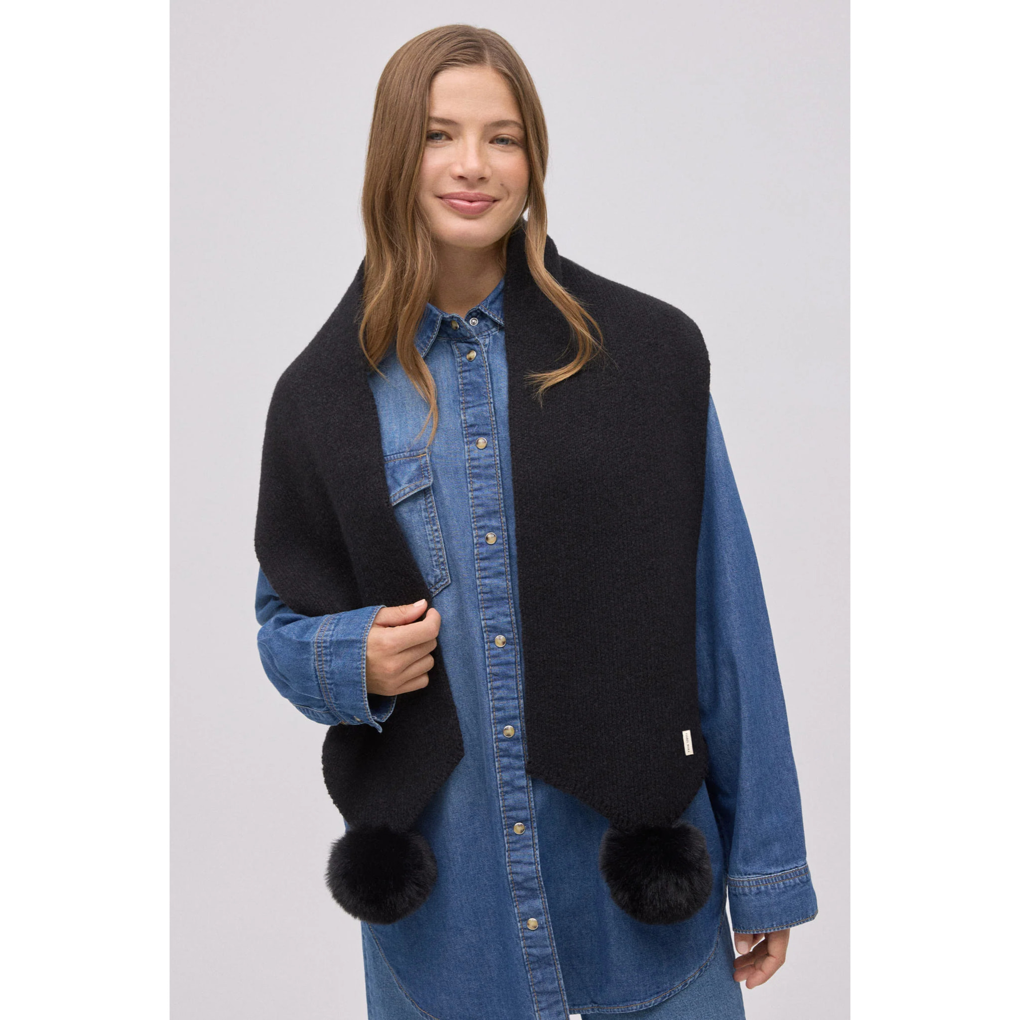 Sciarpa con pompon nero