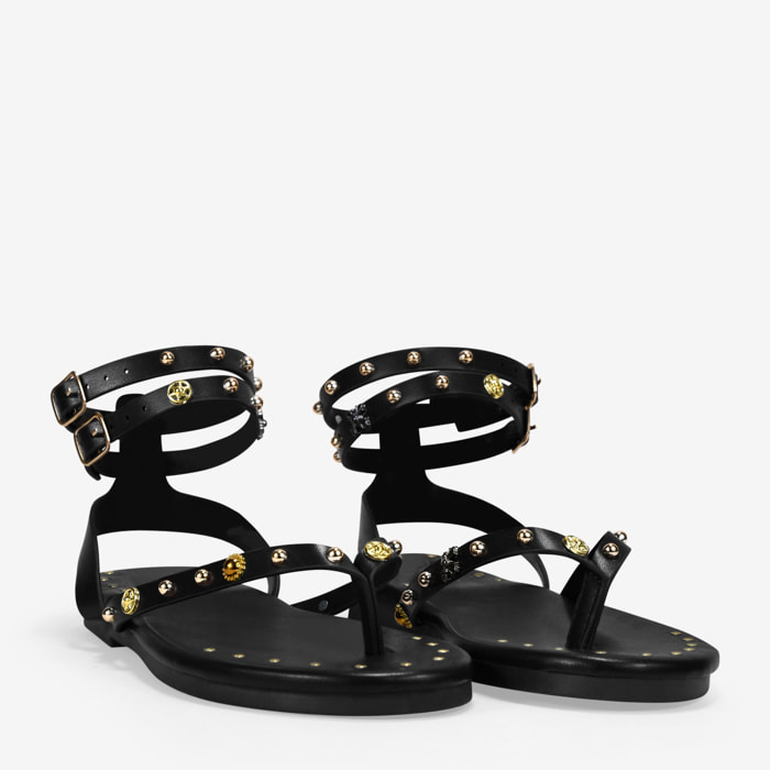 Sandalias planas negras con tachuelas y doble pulsera