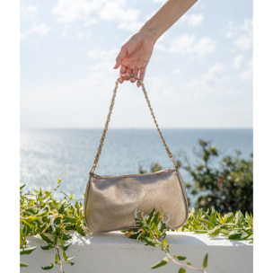 Bolso de hombro dorado con cadena