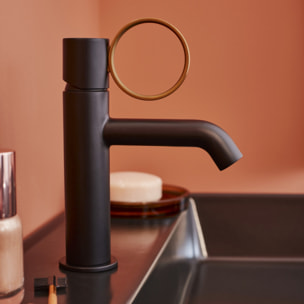 Mitigeur lavabo bas Vivienne noir mat avec bague laiton brossée