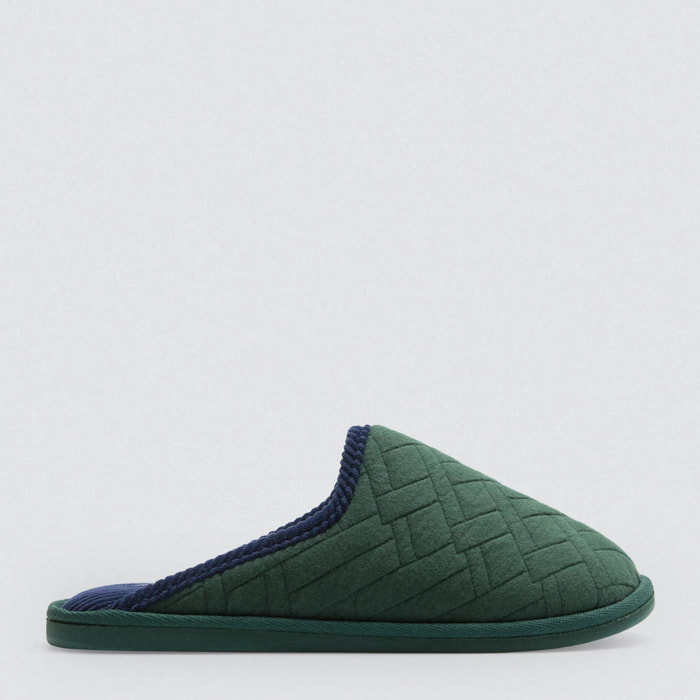 Pantofole in pelliccia con stampa etnica