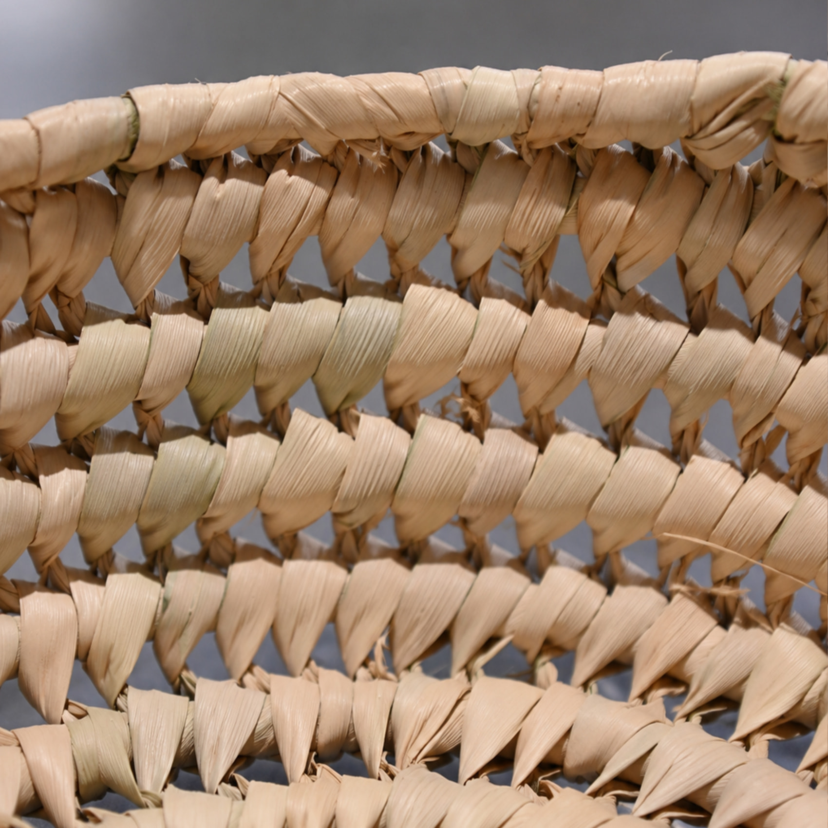 Panier rond ajouré en feuille de palmier tressé - Naturel