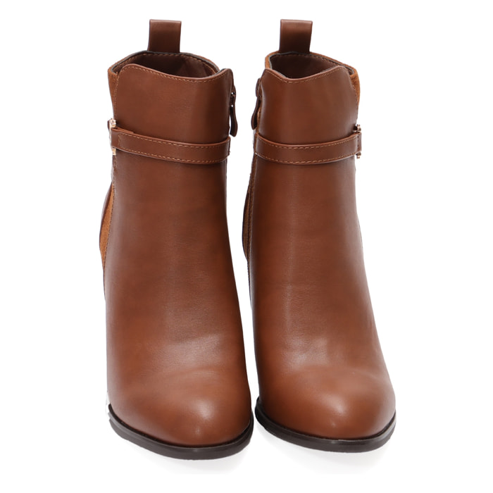 Stivaletti in simil pelle con tacco e fibbia dorata