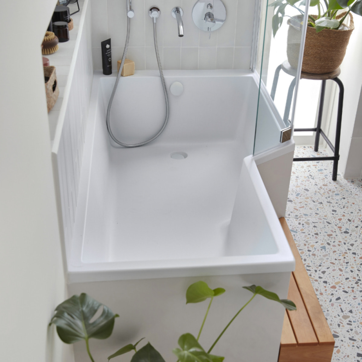 Pack baignoire bain douche antidérapante 170 x 90 Neo version droite + pare bain chromé + tablier en niche