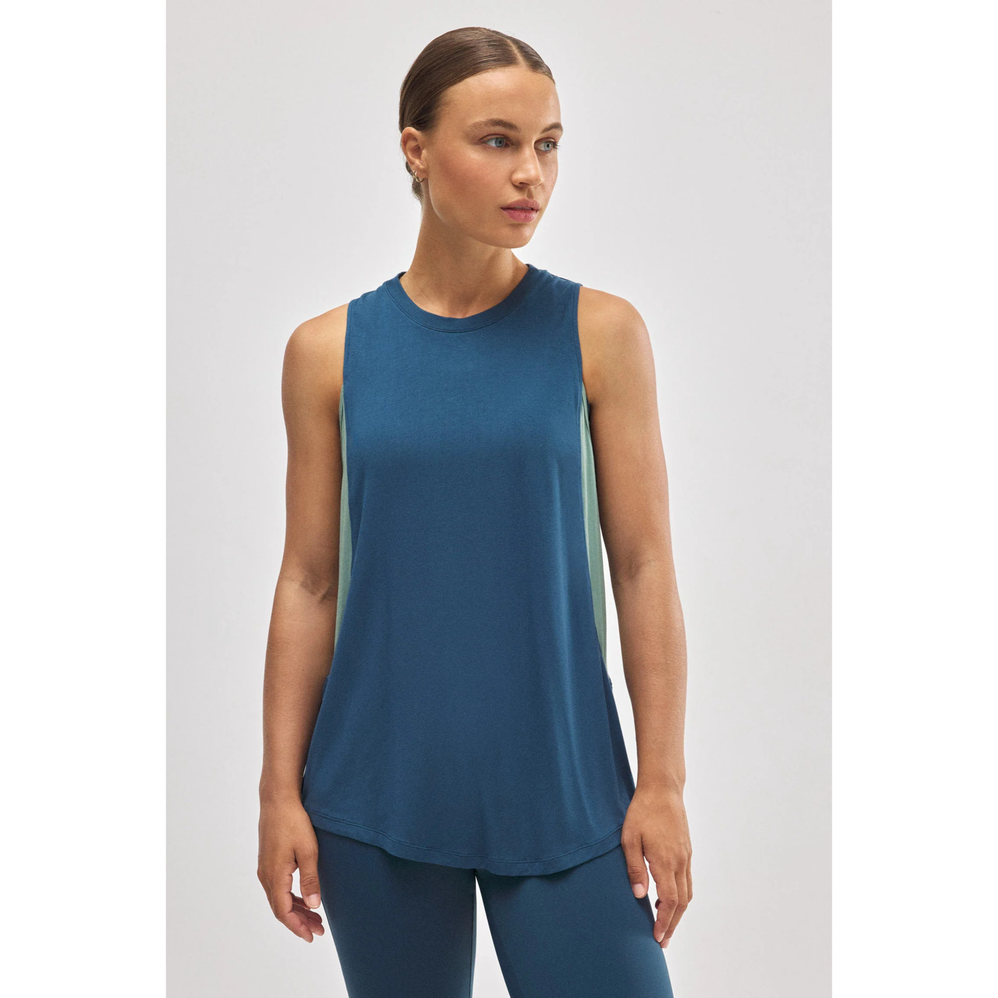 Maglietta sportiva blu senza maniche