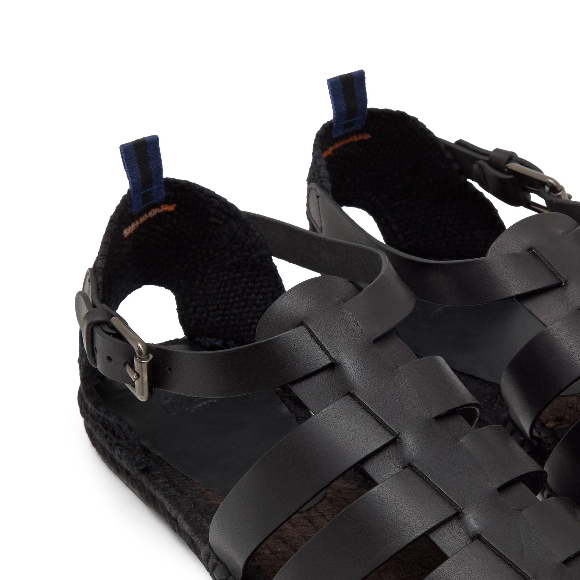 Sandalia plana cangrejera Pietro en vaqueta con cierre de hebilla