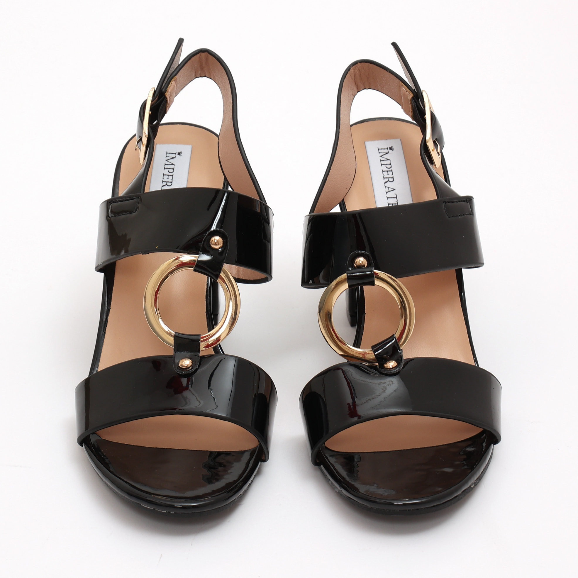 Sandali in simil pelle verniciata con tacco e applicazione color oro