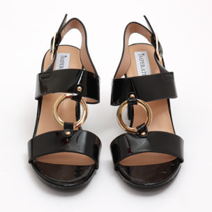 Sandali in simil pelle verniciata con tacco e applicazione color oro