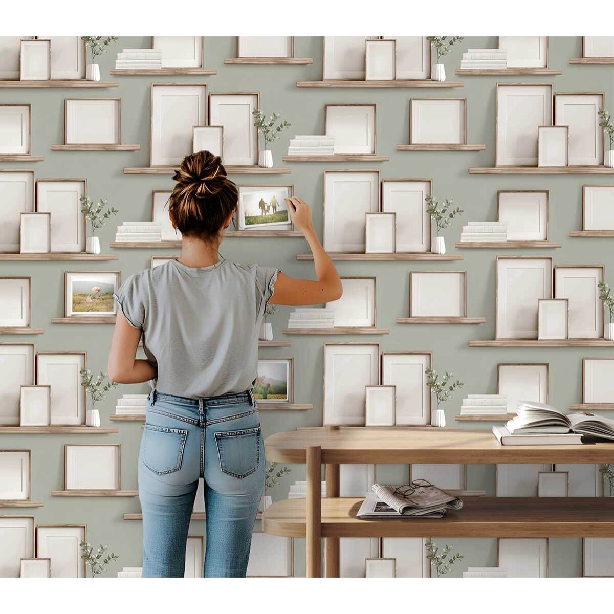 Papier peint étagères murales avec cadres bois naturel