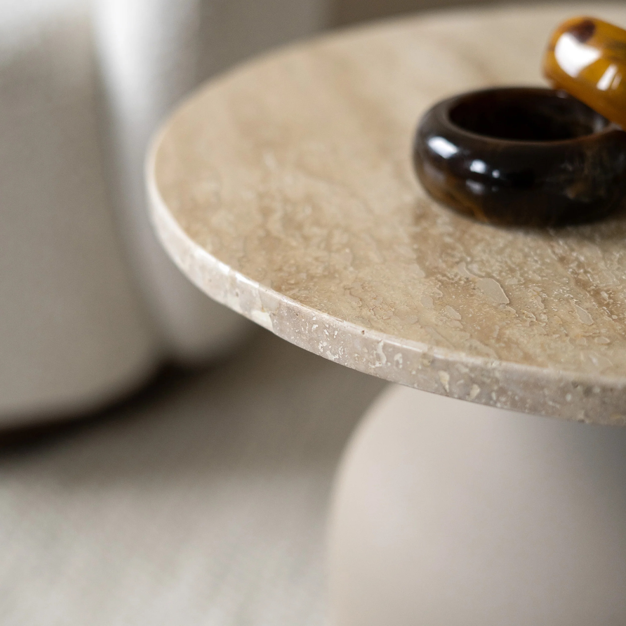 Table d'appoint ronde en travertin et métal greige D45 cm - Louison