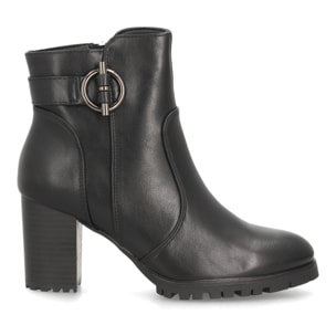 Botines de tacón con hebilla decorativa para mujer.