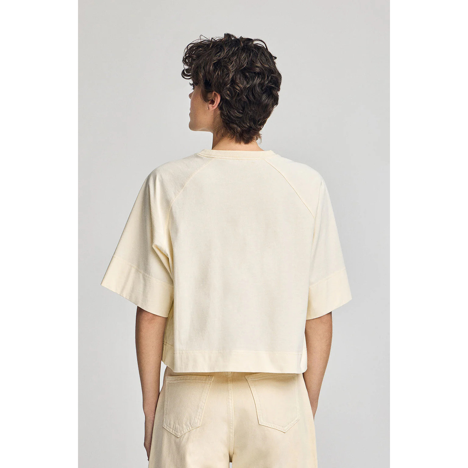 Camiseta color crudo Danae con logo bordado