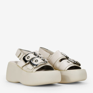 Sandalias beige con hebillas