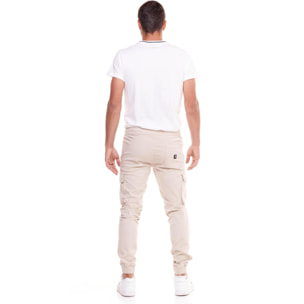 Pantalón cargo de hombre minimalista con puño elástico.