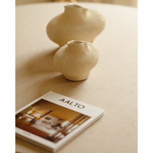 Table de salle à manger ronde en microciment ton beige en différentes tailles