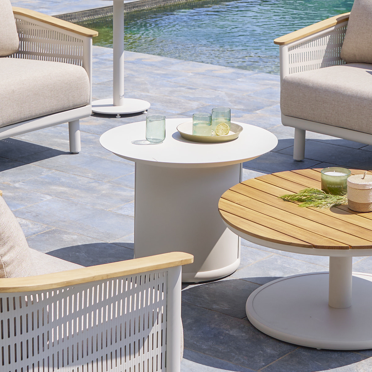 Table basse de jardin ronde "Olimio" avoine 68 x 50cm en aluminium