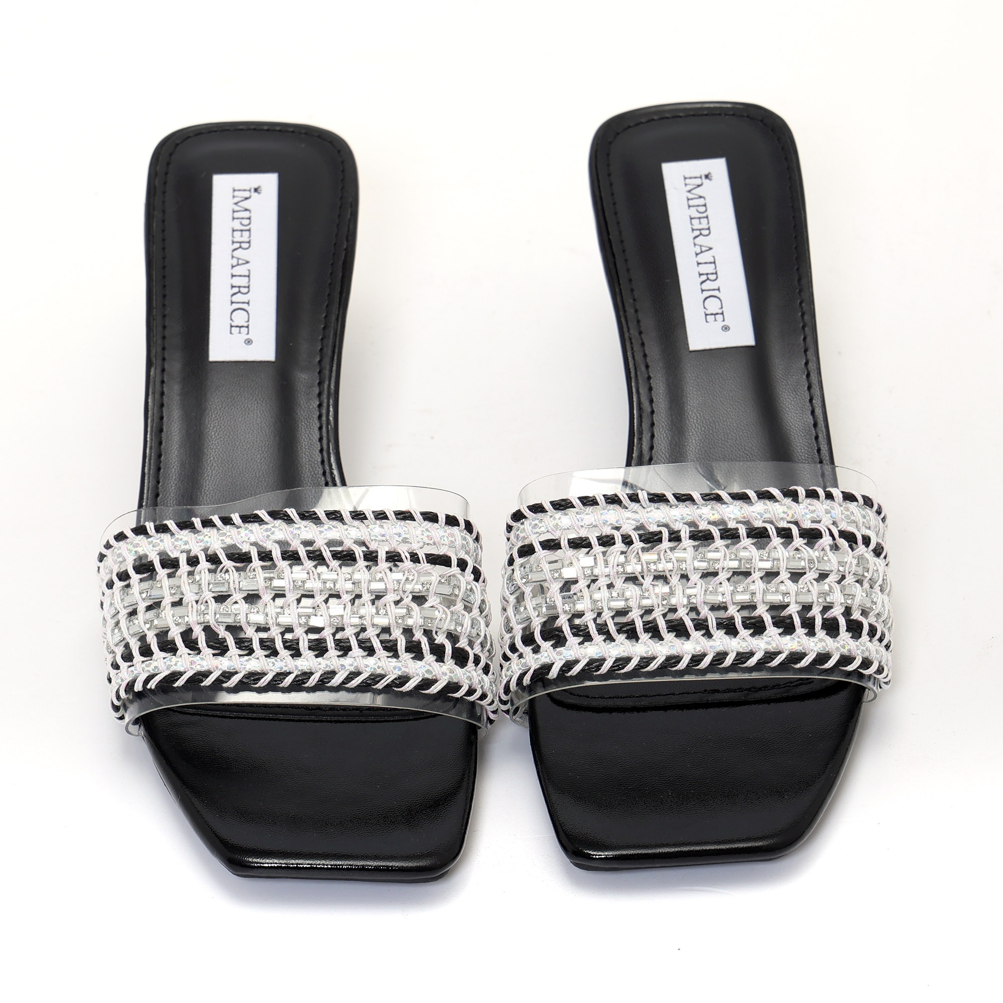 Sandali con tacco basso a rocchetto e fascia con ricamo e pietre