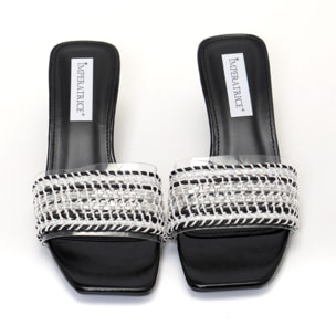 Sandali con tacco basso a rocchetto e fascia con ricamo e pietre