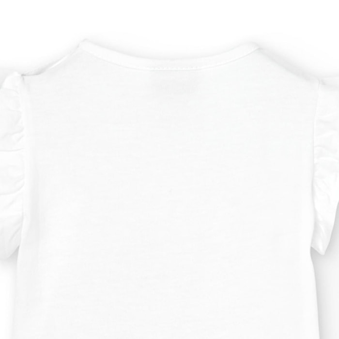 Camiseta en blanco con manga corta y dibujo frontal