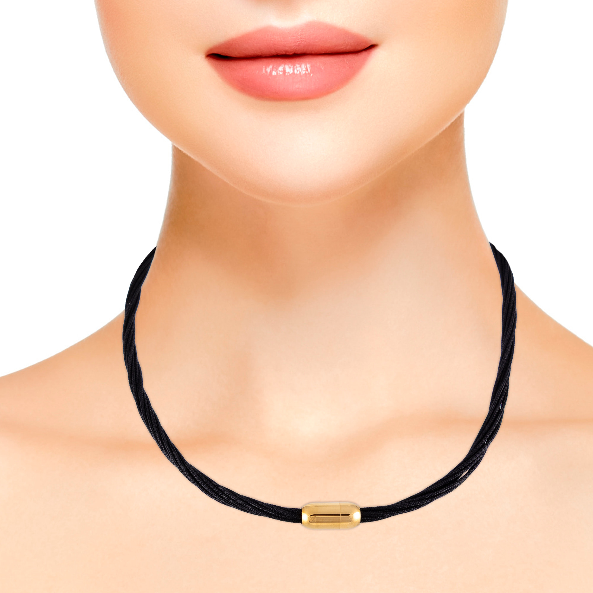 Collar multihebra entrelazada de hilo de nylon negro con cierre magnético de cobre dorado.