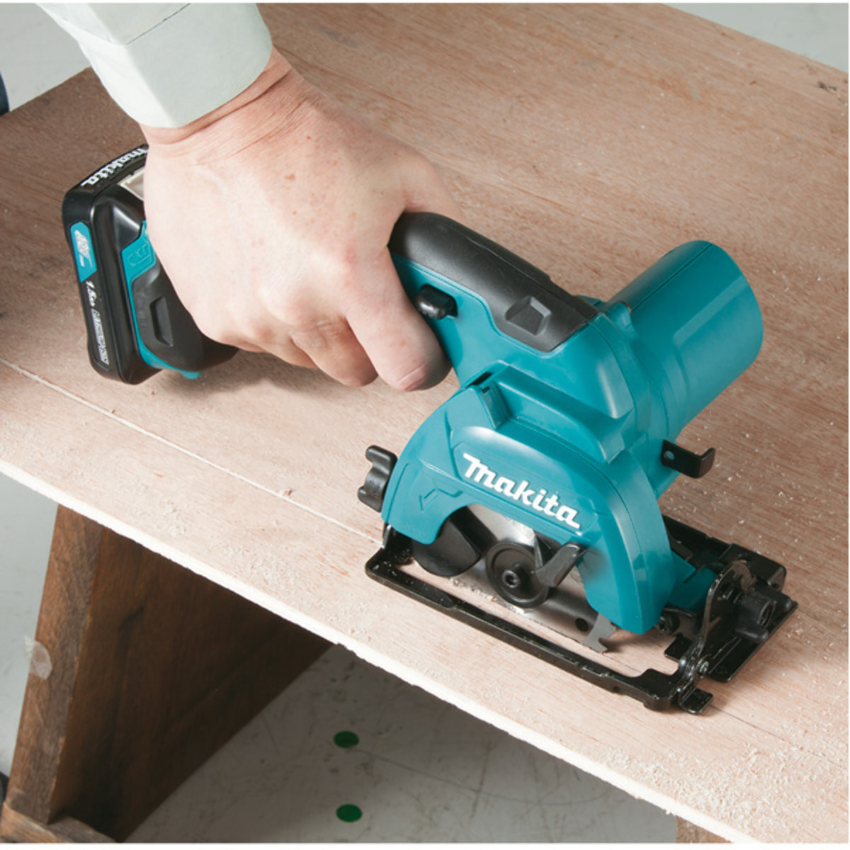 Sierra circular 10.8V Li-ion 4.0Ah CXT Ø85 mm MAKITA - HS301DSMJ