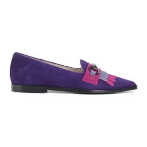 Mocasín de ante color violeta con adorno en la parte delantera