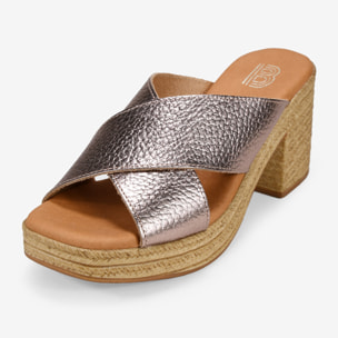 Sandalias metalizadas con tacón efecto rafia