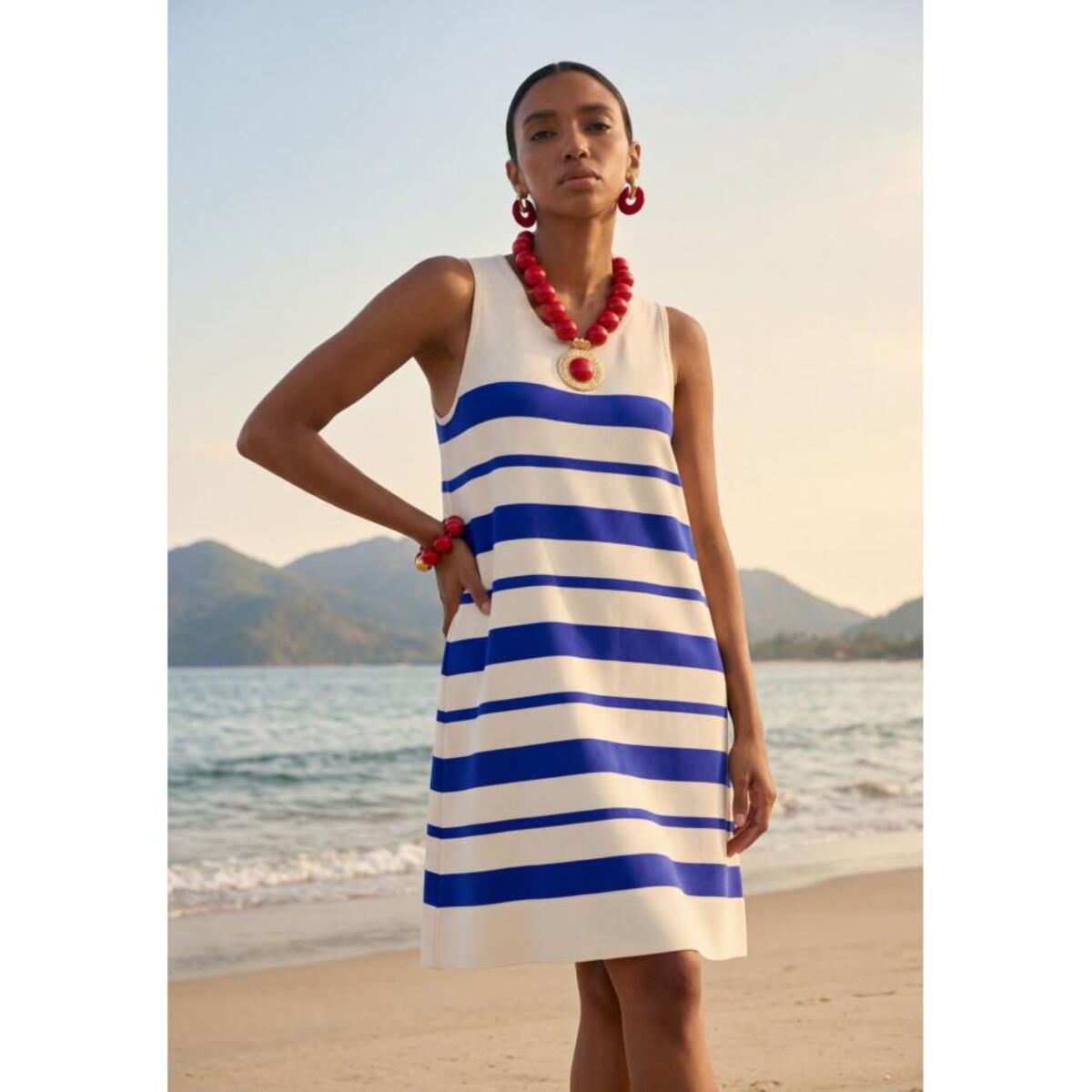 Abito corto in maglia con spalline larghe e riga irregolare