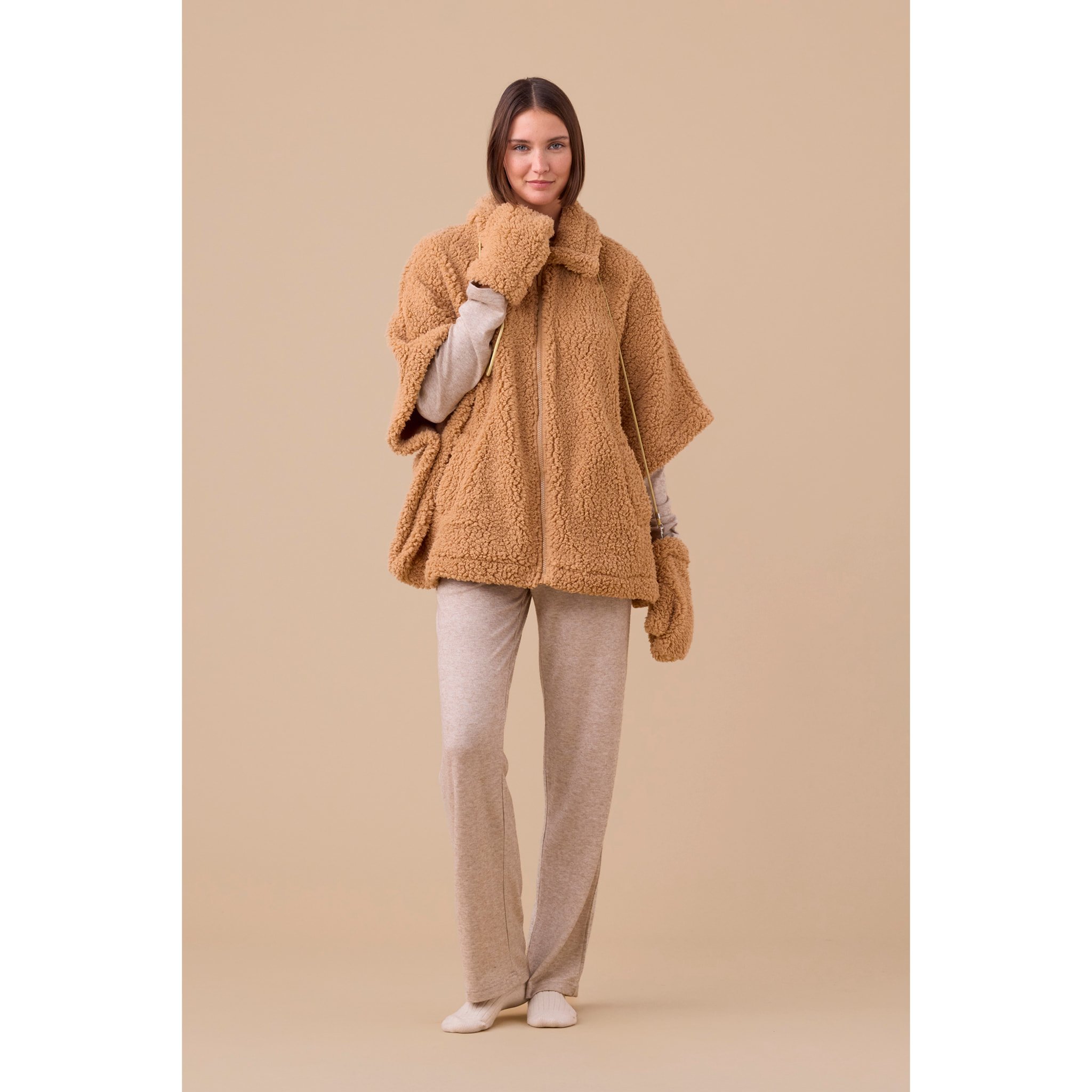 Poncho con guanti eco agnellino articolo unito. Noidinotte