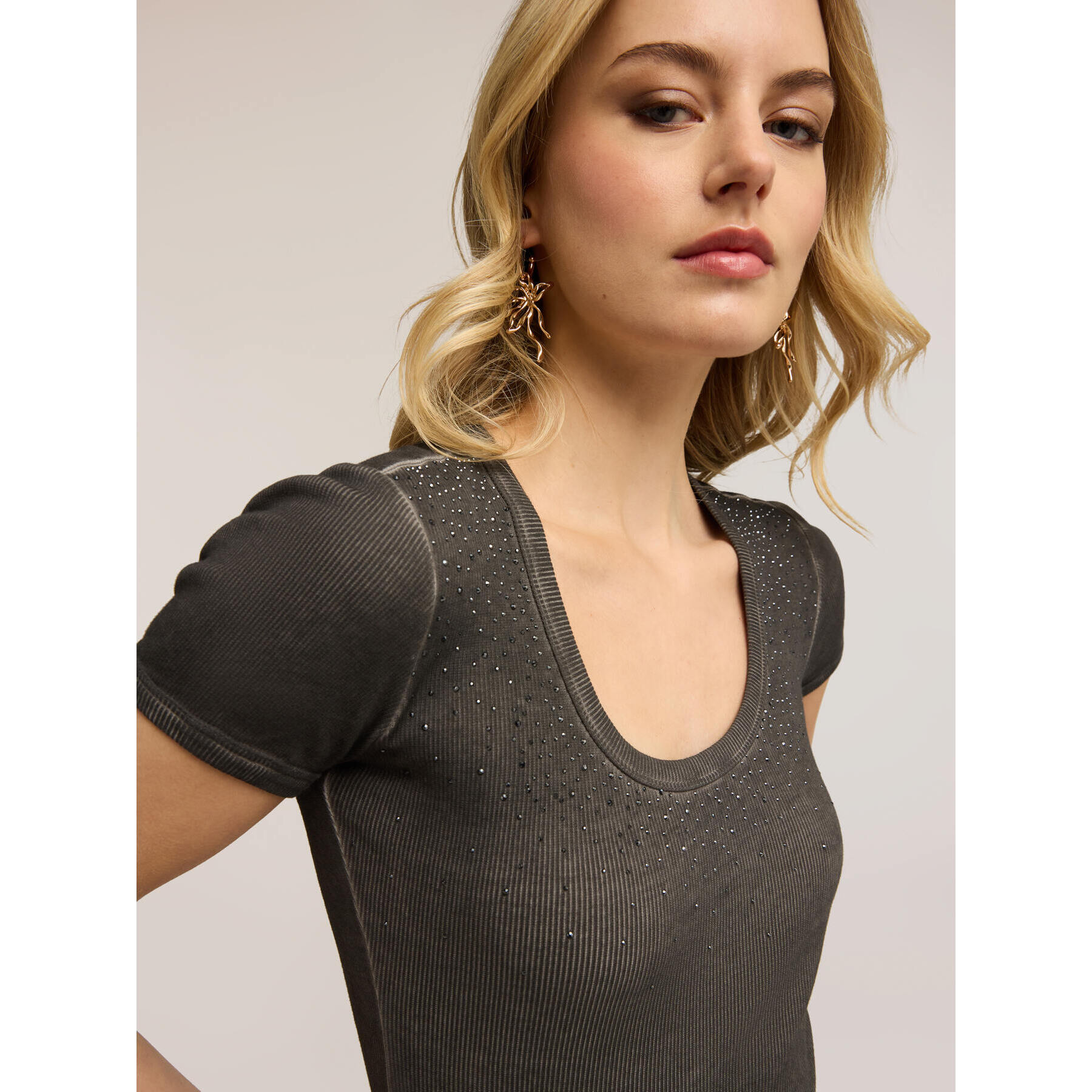 Motivi - T-shirt con applicazioni di strass - Marrone