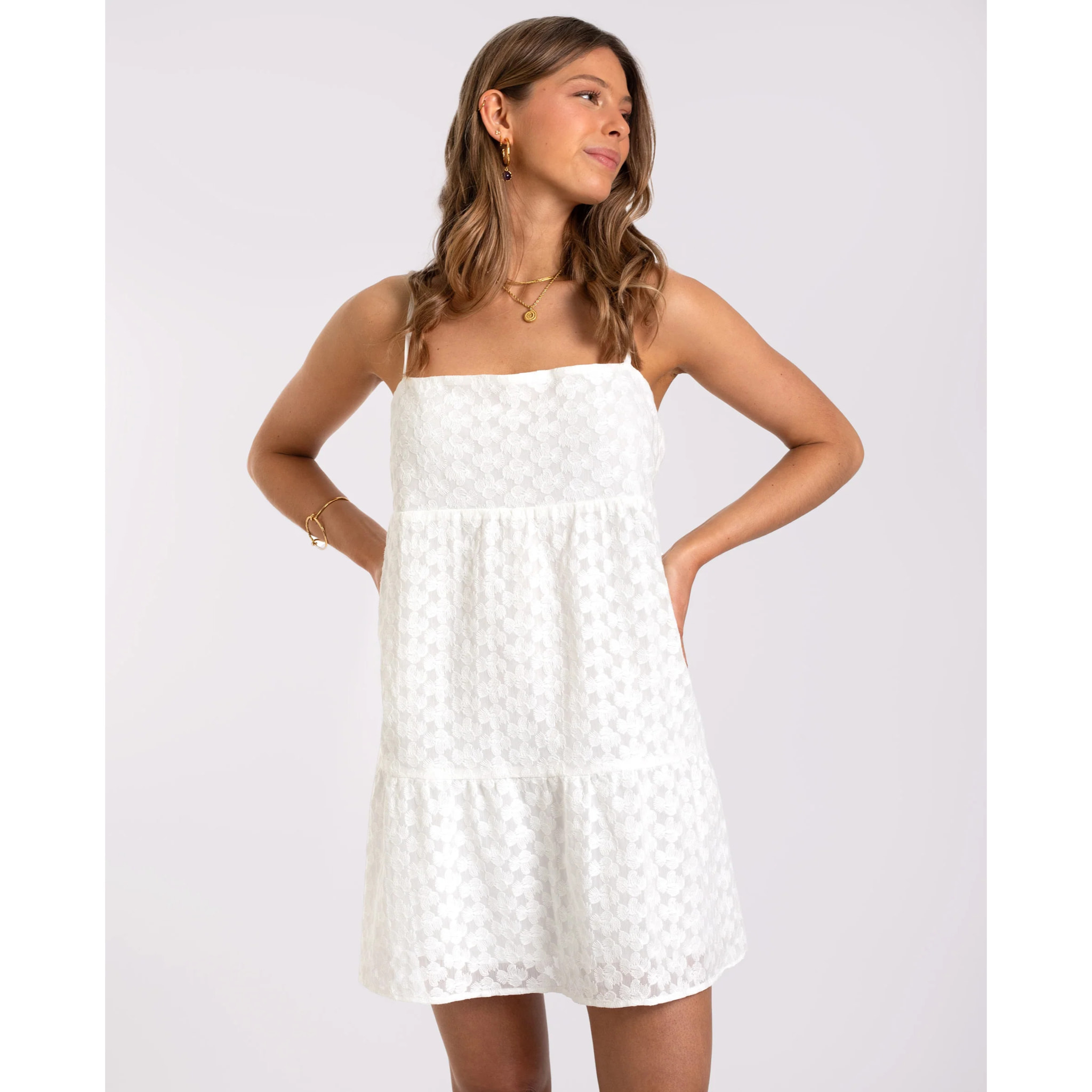 Vestido corto bordado con tirantes