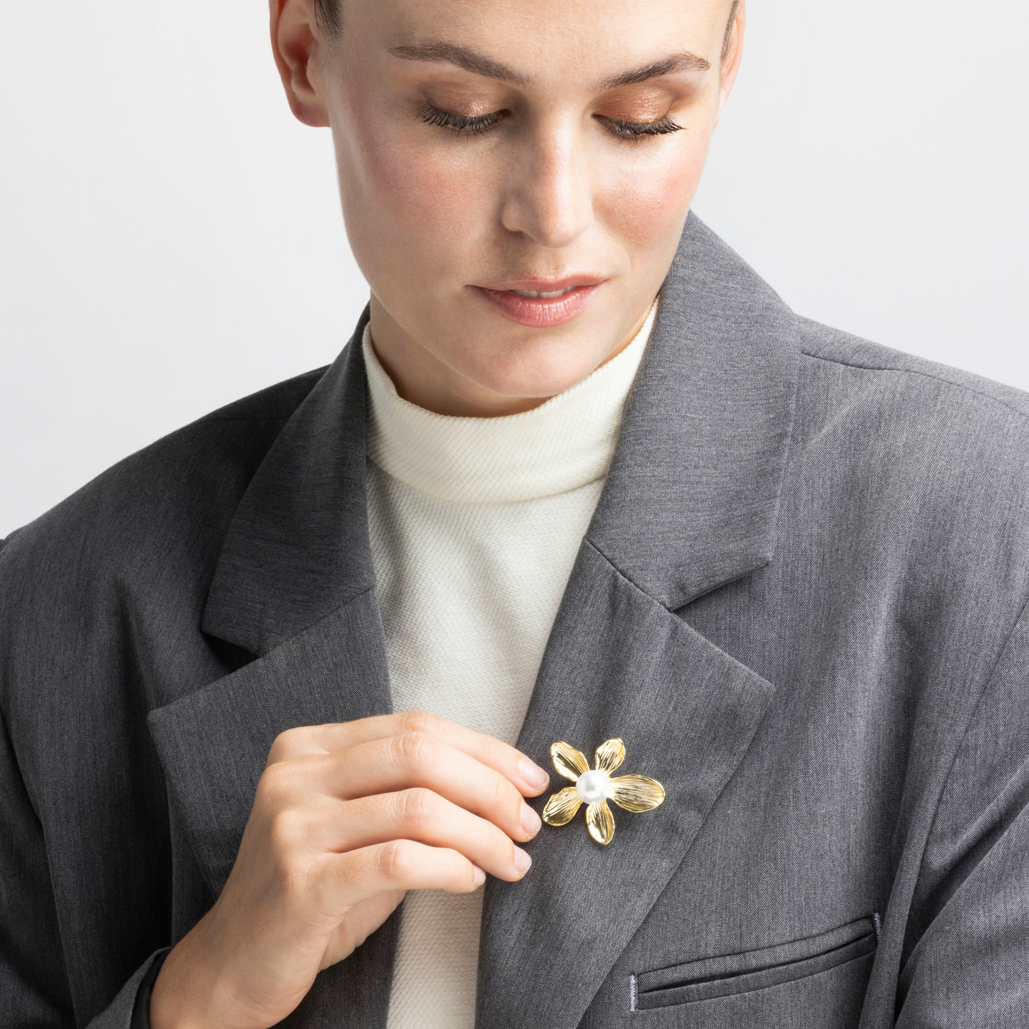 Broche con Perla Blanca acabado oro 18k