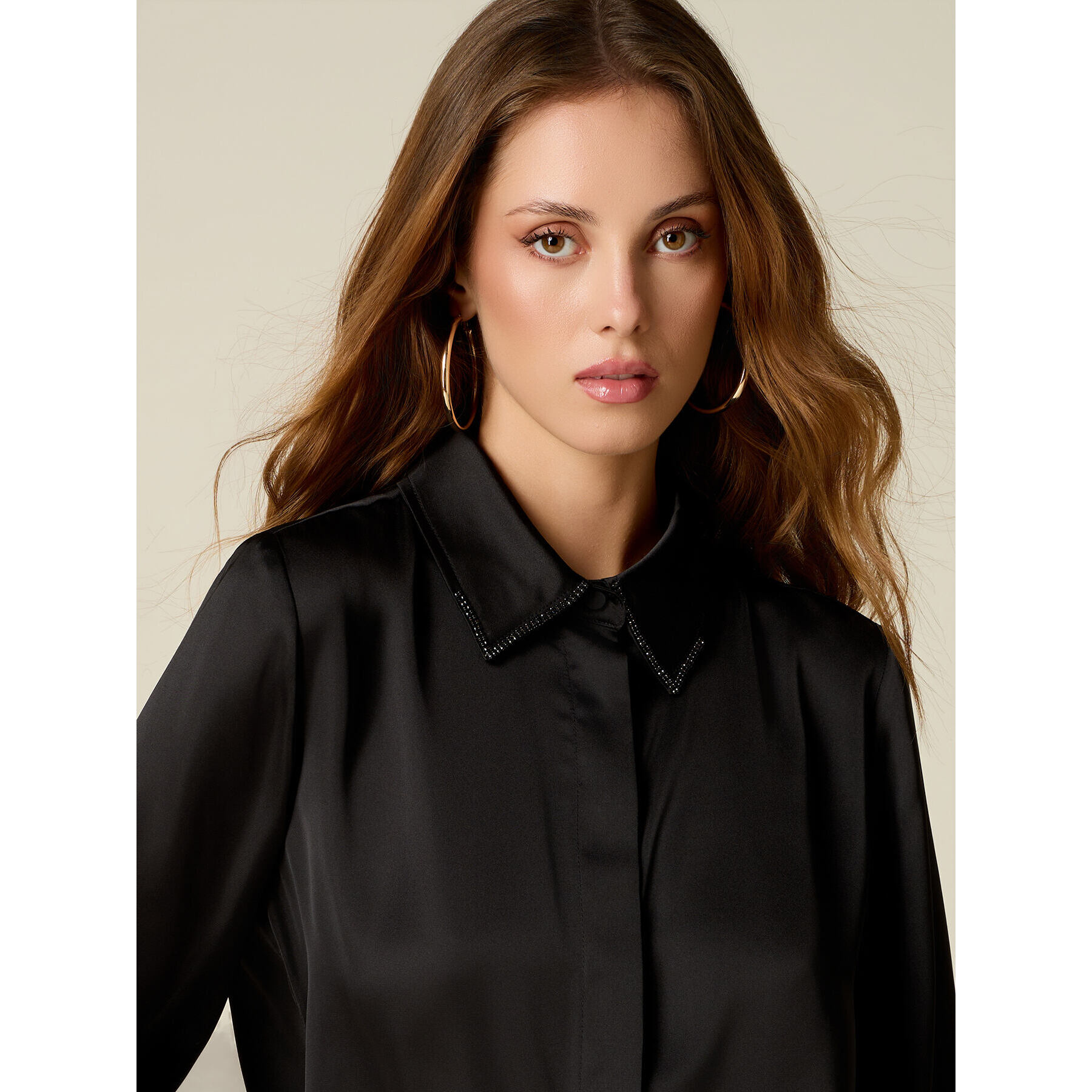 Oltre - Camicia in raso con colletto gioiello - Nero