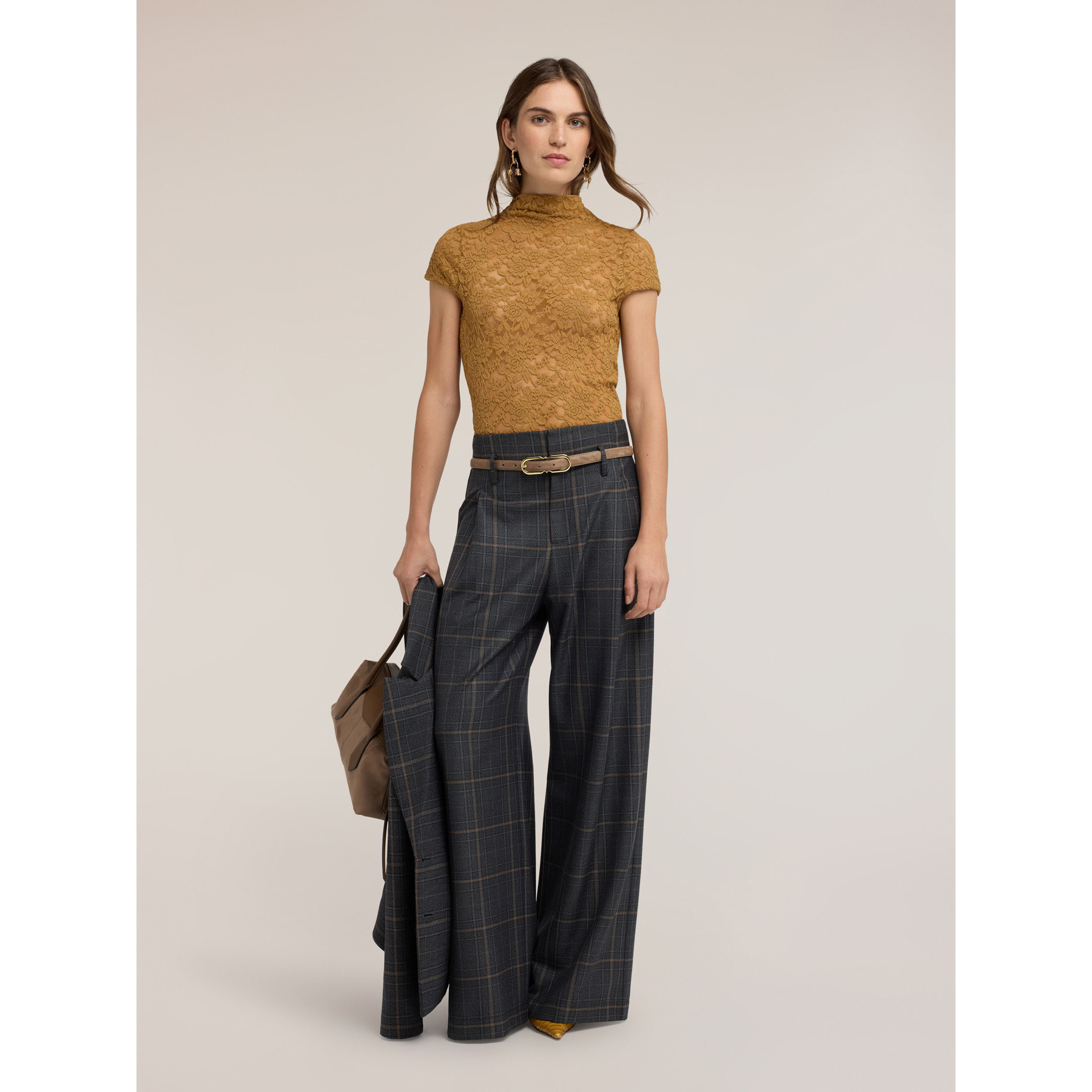 Motivi - T-shirt in pizzo con collo alto e orlo smerlato - Giallo
